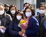 시장 찾은 이낙연 "재난지원금 부족 알아"..박영선·우상호 첫 대면