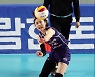 강서브 넣는 문정원.