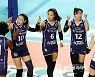 공격성공, 기뻐하는 배유나-이고은-문정원.