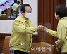 [포토]인사 나누는 정세균 국무총리-한정애 환경부 장관