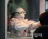 정부, '거리두기·5인 모임 금지' 완화 여부..주말 전 결정 계획