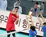 '러셀 트리플 크라운' 한국전력, 우리카드에 완승..4위와 승점 1점 차