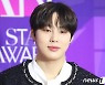 하성운 '키스를 부르는 촉촉 입술'