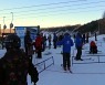 외출 금지 vs 스키 만끽..확산세에 엇갈린 두 도시의 겨울