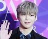 강다니엘 '여심 강타하는 손인사'[포토엔HD]