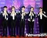 위아이(WEi) '레드카펫 가득 채우는 멋짐'[포토엔HD]
