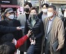 野, 유세전 본격화..홍대문화거리 찾은 나경원