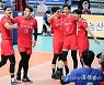 한국전력 승리 자축하는 선수들