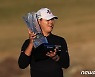 3년 8개월 만에 PGA 우승컵 들고 기뻐하는 김시우