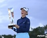 LPGA 개막전 우승컵 들고 활짝 웃는 코르다