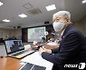 우주과학탐사분야 전문가들과 토론하는 최기영 장관