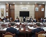 문대통령 '코로나 방역팀' 업무보고 받아.."검사+백신+치료 3박자"