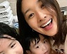 '정용진♥' 김빈우, 두 아이 씻기며 느끼는 행복 "갑자기 앵기면 엄마 심쿵해~"