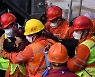 中, 지하 580m 매몰 광부 11명 극적 구출