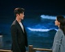 '선배, 그 립스틱 바르지 마요' 원진아-로운, 심상치 않은 갈등 속 아슬아슬한 텐션!