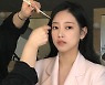 소연, 변신 중 찰칵 "째려보는 거 아님" [똑똑SNS]