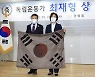 추미애, 논란 속 광복회 '최재형상' 직접 수상..후손단체 반발