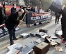 뿔난 노래연습장 업주들 "다 굶어 죽게 생겼어요!"