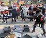 뿔난 노래연습장 업주들 "다 굶어 죽게 생겼어요!"