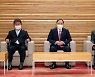 日 스가 내각 지지율, 자민당에도 밀려 비상 [특파원+]