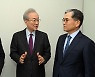 "바이든도 '트럼프 관세' 단기에 철회하진 않을 것"