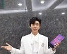 임영웅, 화이트 슈트의 '품격'.. 'APAN 뮤직 어워즈' 수상 직후
