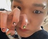 바비, 독특한 네일 아트로 근황 공개 [리포트:컷]