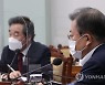 업무보고 받는 문 대통령과 이낙연 대표