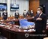 국기에 경례하는 문 대통령