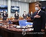 국기에 경례하는 문 대통령