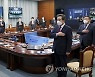 국기에 경례하는 문 대통령