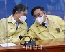 [포토]원내대책회의, '논의하는 김태년-김영진'