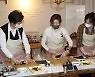 [포토]나경원 전 의원, '김밥 만들어 볼까요?'