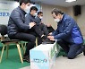 [포토] 신발끈 묶어주는 이성희 농협회장