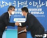 변성완 전 부산시장 권한대행 민주당 입당원서 제출