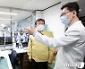 병원 설명듣는 권덕철 장관