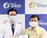 거점전담병원 지정서 전달하는 권덕철 장관