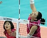 높은 타점에서 때리는 김연경의 스파이크