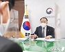 발언하는 홍남기 부총리