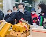 [포토]채현일 영등포구청장 설맞이 전통시장 방문 제수용품 구매