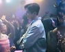 [TV 엿보기] '선배, 그 립스틱 바르지 마요' 원진아·로운, 클럽에서 재회..미묘한 분위기 포착