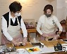[포토]김밥 만드는 나경원