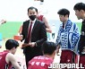 [JB포토] 최승태 코치, 모두 잘하고 있다
