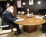 [포토] 정 총리와 만남.. '곤혹스러운' 홍남기
