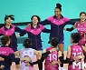 브루나 '데뷔전에서 승리의 어깨동무' [MK포토]