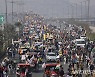 수도로 트랙터 몰고 들어가는  인도 농부 시위대