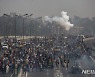 뉴델리 시내로 몰려오는 농부들과 경찰 최루탄