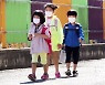"개학 연기 없다"..초등 저학년 매일 등교 추진