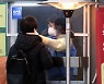 300명대지만 'IEM·TCS'발 집단감염 확산 우려..내달 적용 거리두기 조정안 주목(종합)
