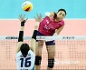 후위공격하는 김연경.